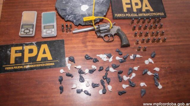 La Policía secuestró un revolver y múltiples dosis de cocaína. (Mpfcordoba.gob.ar)