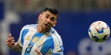 Cristian Romero, defensor de Argentina, en el partido ante Canadá por la Copa América. (Fotobaires)