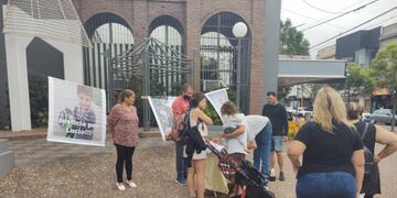 La familia Dupuy se reunió en Plaza Seca a juntar firmas para acelerar el proceso de aprobación de la Ley Lucio.