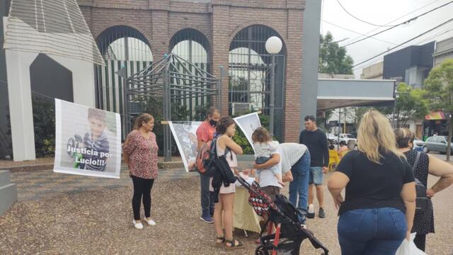 La familia Dupuy se reunió en Plaza Seca a juntar firmas para acelerar el proceso de aprobación de la Ley Lucio.