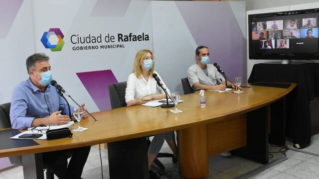 El intendente Luis Castellano, la Jefa de Gabinete, Amalia Gallantti y el subsecretario de Salud, Martín Racca, en videoconferencia con los concejales, anunciaron que se desarmarán los centros de aislamiento en los clubes.