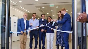 Los ministros Juan Carlos Abud y Federico Posadas; el gobernador Carlos Sadir; la intendenta Sonia Pérez; la gerente divisional Andrea Madariaga, y el gerente general Juan Parma, en el corte de cinta para dejar inaugurado el nuevo local de Banco Macro en Tilcara.