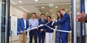 Los ministros Juan Carlos Abud y Federico Posadas; el gobernador Carlos Sadir; la intendenta Sonia Pérez; la gerente divisional Andrea Madariaga, y el gerente general Juan Parma, en el corte de cinta para dejar inaugurado el nuevo local de Banco Macro en Tilcara.