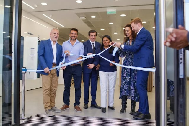 Los ministros Juan Carlos Abud y Federico Posadas; el gobernador Carlos Sadir; la intendenta Sonia Pérez; la gerente divisional Andrea Madariaga, y el gerente general Juan Parma, en el corte de cinta para dejar inaugurado el nuevo local de Banco Macro en Tilcara.