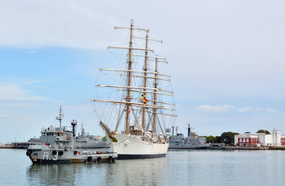 Tras la incertidumbre por el paro de remolcadores, la Fragata Libertad llegó a Buenos Aires