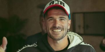 Rodrigo de Paul antes de sacarse el buzo y mostrar su remera (Instagram).