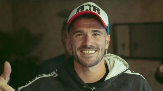 Rodrigo de Paul antes de sacarse el buzo y mostrar su remera (Instagram).