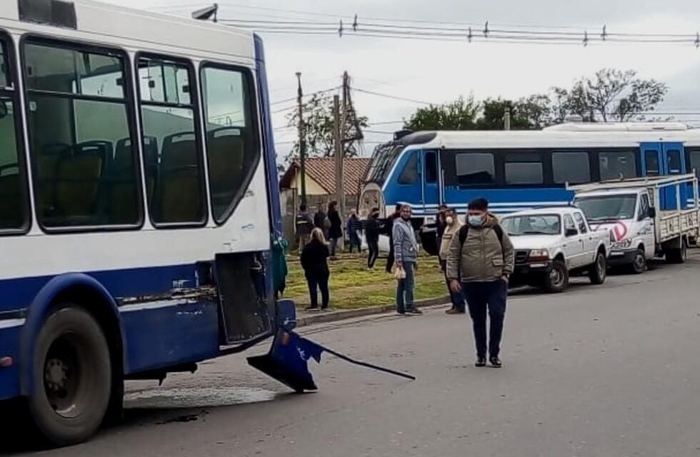 El tren urbano se llevó puesto un colectivo de Saeta y se disparan las alarmas