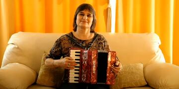 La profesora que compuso una canción a los celadores en su día