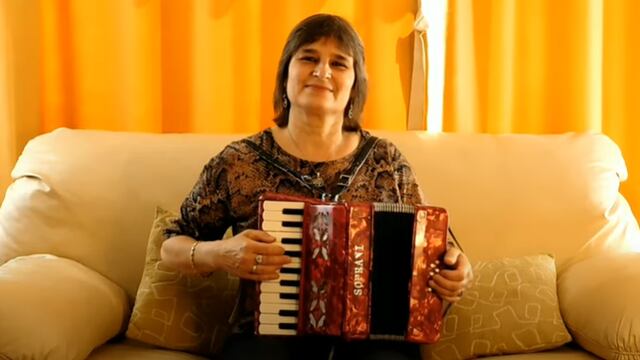 La profesora que compuso una canción a los celadores en su día