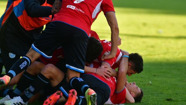 Todos abrazan al héroe del partido. Santiago Longo le dio la victoria a Belgrano ante Quilmes.