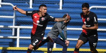Festejo de los chicos de Newell's que derrotaron a Central en reserva. (@Newells)