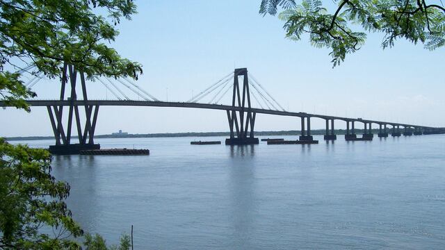 El puente que une ambas provincias, liberado para la circulación con mínimos requisitos.