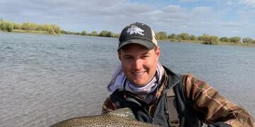 Matías Fernández Carro pescó 70 truchas en el río Limay Medio.