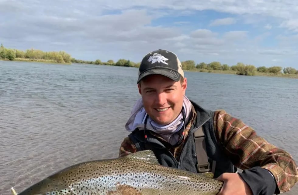 Pescó 70 truchas en dos días en el Limay Medio y recibió elogios de sus compañeros: “¿Otra más crack?”