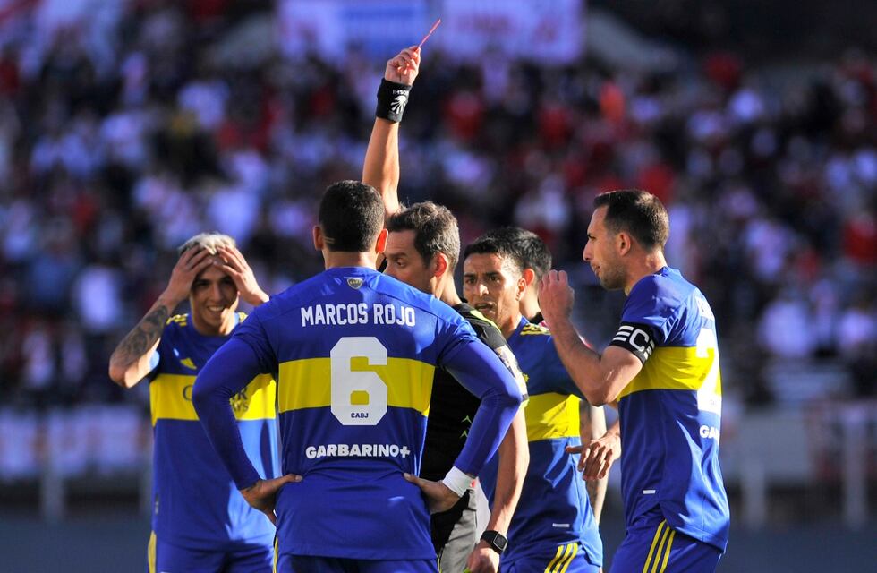Superclásico: Marcos Rojo fue expulsado rápidamente por doble amarilla