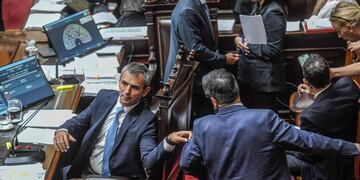 El presidente de Diputados, Martín Menem, y el jefe del bloque Unión por la Patria, Germán Martínez (Foto: Federico López Claro)