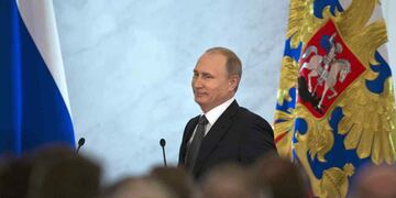 PUTIN. Al llegar para dar su discurso (AP).