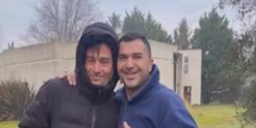 El cantante perdió su moto y fue asistido por un trabajador de la zona que lo encontró en plena autopista. (Captura de pantalla).