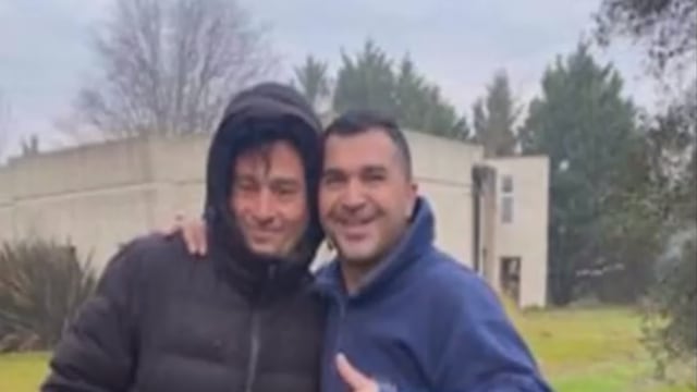 El cantante perdió su moto y fue asistido por un trabajador de la zona que lo encontró en plena autopista. (Captura de pantalla).