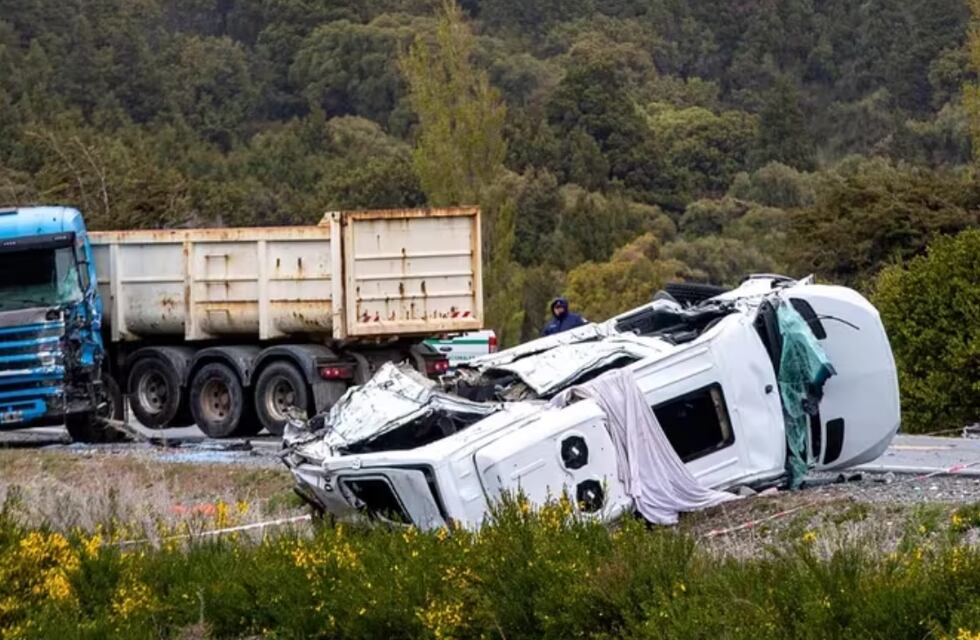 Fatal accidente en la ruta 40 deja un saldo de seis muertos: chocaron un camión y una combi con turistas
