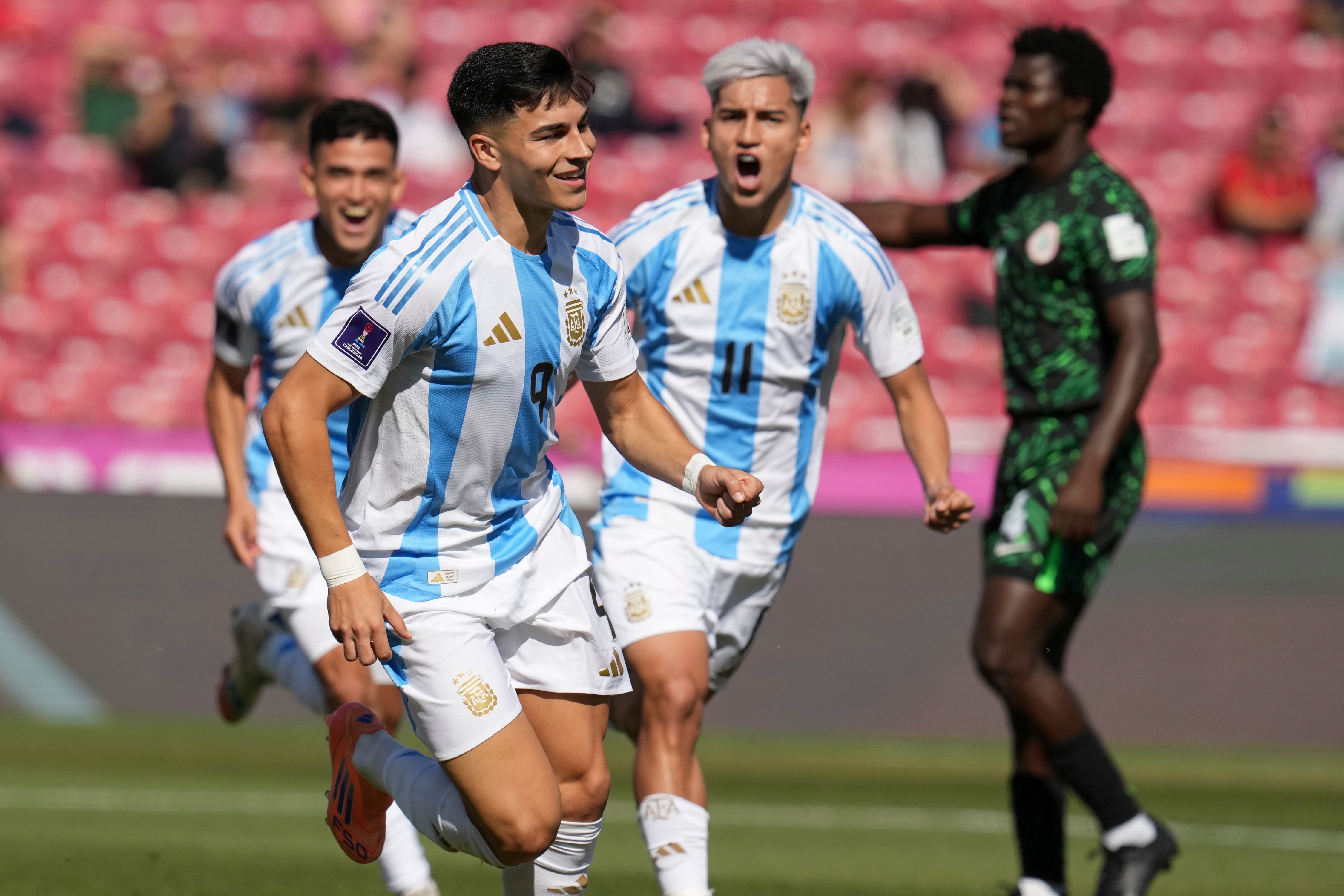 Alejo Sarco (el 9) celebra el primer gol de la selección argentina ante Nigeria en los octavos de final del Mundial Sub 20. (AP)
