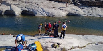 Un turista intentó rescatar a su pareja y murió ahogado.
