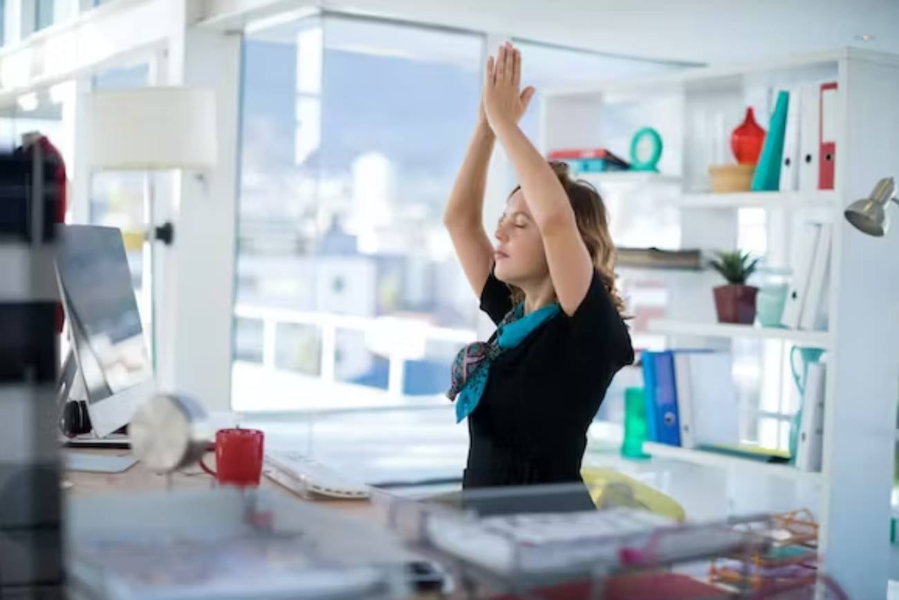 Incorporar pequeñas pausas de relajación ayuda a reducir el estrés y aporta claridad mental para afrontar la rutina.