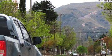 VILLA GIARDINO. Fotos enviadas por vecinos, en los que se observa el nuevo camino sobre las laderas.