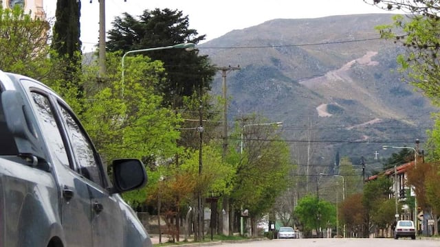 VILLA GIARDINO. Fotos enviadas por vecinos, en los que se observa el nuevo camino sobre las laderas.
