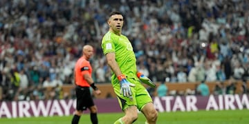 Dibu Martínez hizo repensar a la Fifa para la tanda de penales (AP)