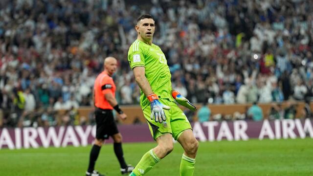 Dibu Martínez hizo repensar a la Fifa para la tanda de penales (AP)