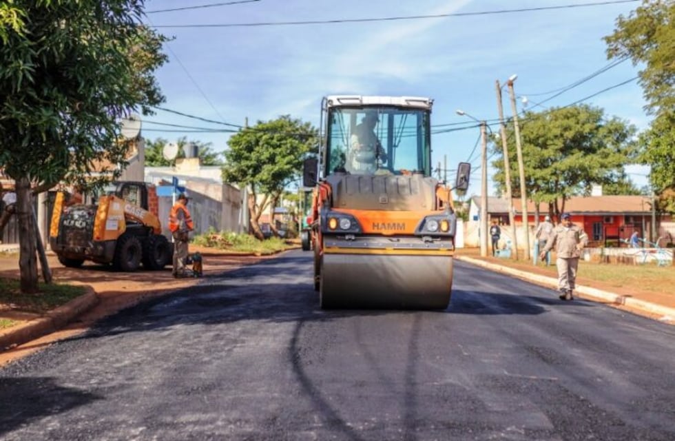 Continúan las obras de asfaltado sobre empedrado en la capital provincial