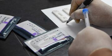 Laboratorios particulares ya realizan los nuevos testeos rápidos por hisopado para detectar antígenos para Covid 19.