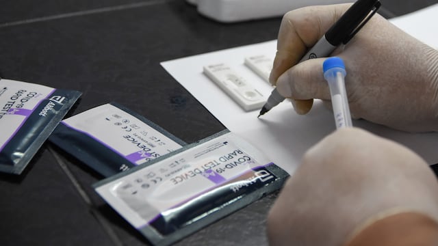 Laboratorios particulares ya realizan los nuevos testeos rápidos por hisopado para detectar antígenos para Covid 19.