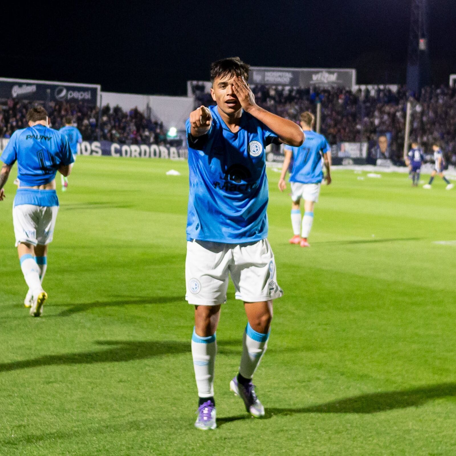 Gonzalo Zelarayán festejando su gol con el gesto pirata en La Boutique de barrio Jardín. (Prensa Belgrano)