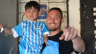 El futbolista de Gimnasia de Jujuy Sebastián Sánchez, con un "lobito" en el festejo por el Día del Niño que ofreció el club días pasados para sus divisiones inferiores.