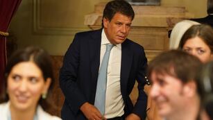 Manes denunció a Caputo por “amenazas coactivas” y el Gobierno lo acusó de montar un “show” (Juano Tesone / Clarín)