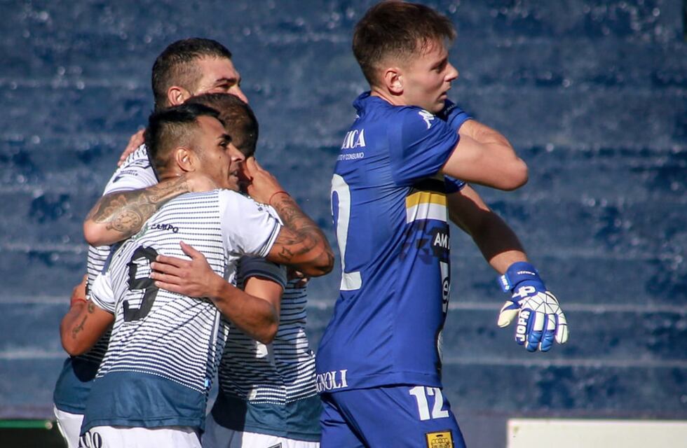 Independiente Rivadavia goleó a Santamarina de Tandil y es líder