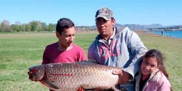 La carpa gigante atrapada en el Lago San Roque (Gentileza el Diario de Carlos Paz).