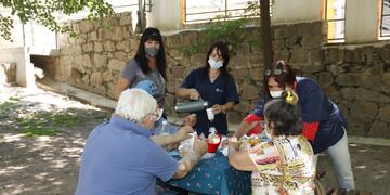 Adultos mayores disfrutando de salidas recreativas en Parque Estancia La Quinta de Villa Carlos Paz.