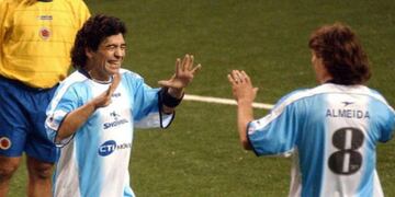 Matías Almeyda y Diego Maradona en la cancha.