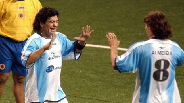 Matías Almeyda y Diego Maradona en la cancha.