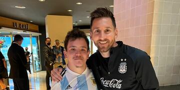 Tomi, el hincha de Unión que llegó a Messi y se llevó un particular regalo.
