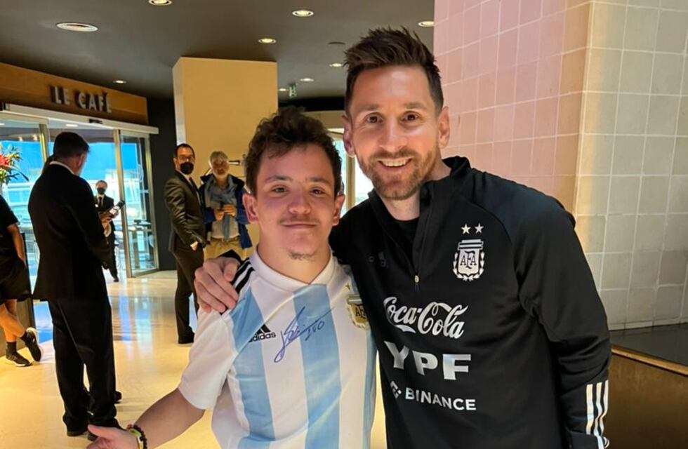 “Venite a Unión”, el particular pedido de un hincha tatengue que siguió a Lionel Messi y consiguió un regalo único