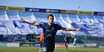 Leandro Gonzalez festeja su gol contra Atlético de Rafaela