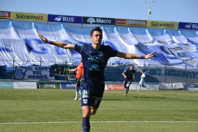 Leandro Gonzalez festeja su gol contra Atlético de Rafaela