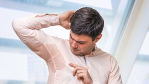 Qué significa sudar en exceso, según los expertos.