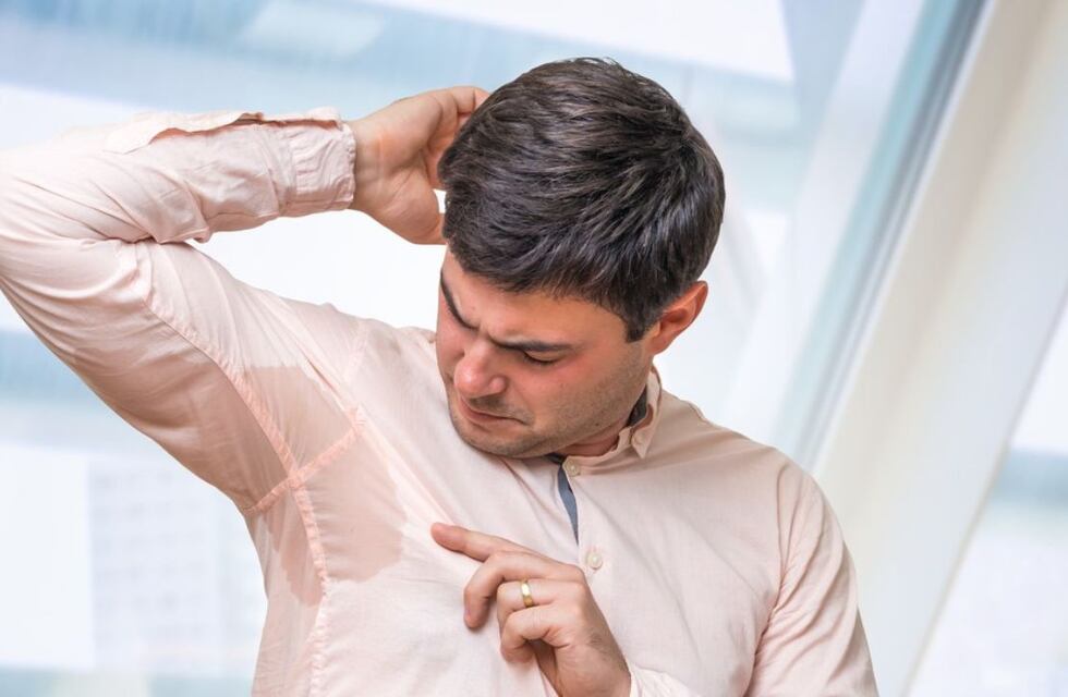 Qué significa sudar demasiado, según los expertos en salud