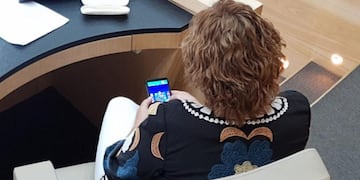 La legisladora de HPC jugando en plena sesión.